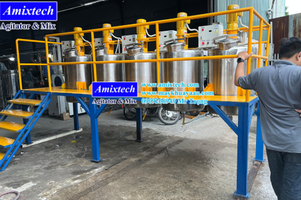 bồn khuấy sơn sàn thao tác