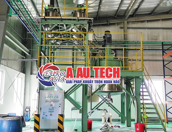 hệ thống bồn khuấy phụ gia sơn lắp trên sàn thao tác