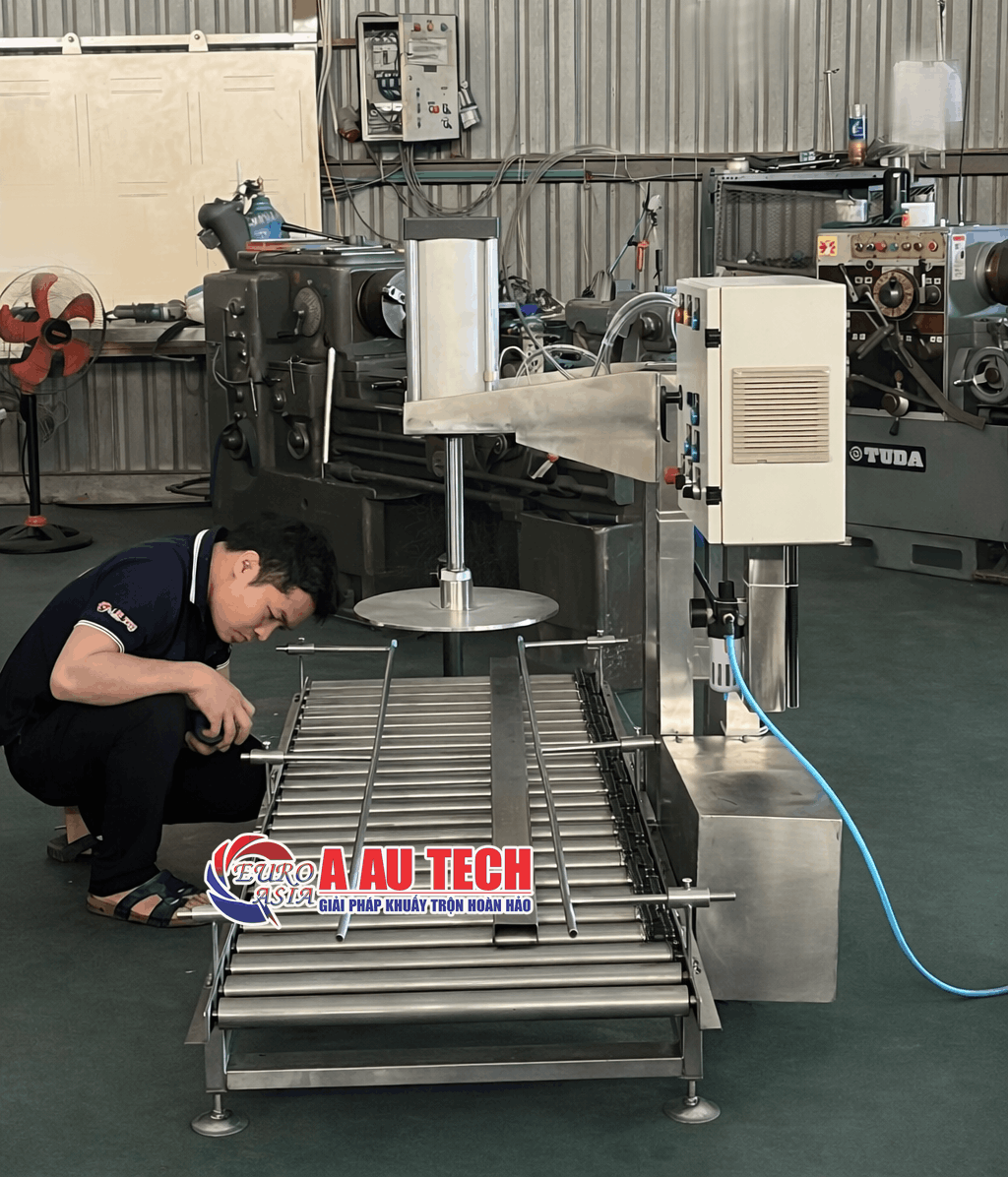 máy đóng nắp thùng sơn di chuyển bằng con lăn