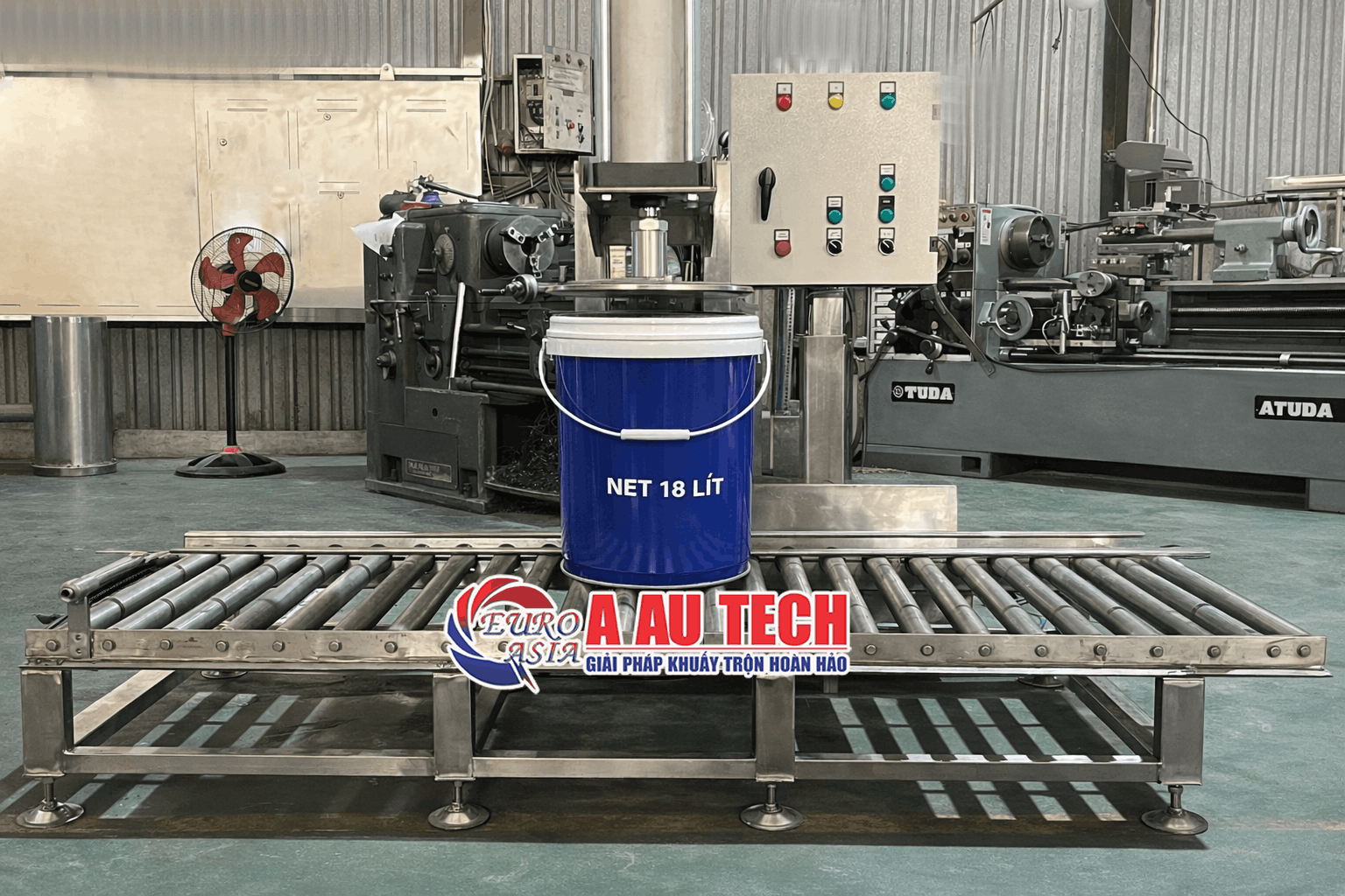 máy đóng nắp thùng sơn 18 lít di chuyển bằng con lăn