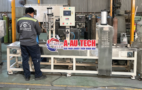 Máy chiết rót và đóng nắp sơn bằng băng tải