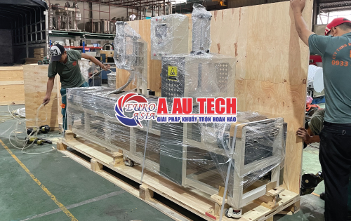 Máy chiết rót và đóng nắp sơn bằng băng tải