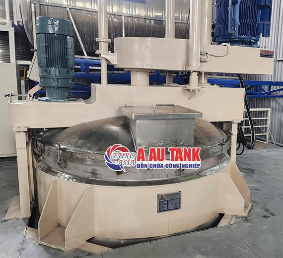 hệ thống máy khuấy sơn 5000 lít lắp trên sàn thao tác