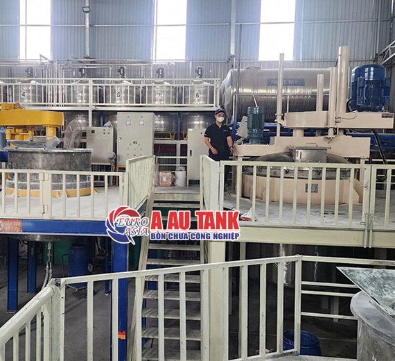 hệ thống máy khuấy sơn 5000 lít lắp trên sàn thao tác