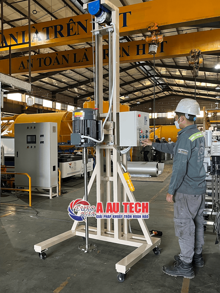 máy khuấy sơn 300 lít nâng hạ bằng tời điện