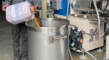 Khách hàng trực tiếp test máy nghiền sơn nằm ngang tại Á Âu