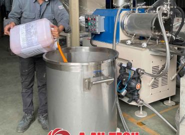 Khách hàng trực tiếp test máy nghiền sơn nằm ngang tại Á Âu